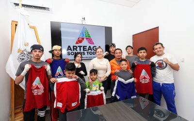 Impulsa Arteaga Deporte con entrega de material para el evento de box en Torreón