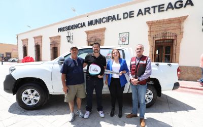Premia Arteaga a César Santana Espinosa, ganador del sorteo “Participa y Gana Pagando Tu Predial 2025”