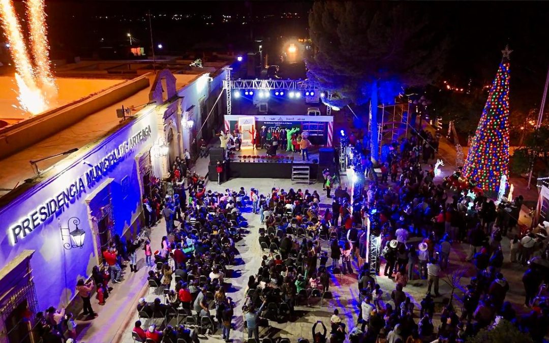 ARTEAGA ILUMINA LA NAVIDAD CON EL GRAN ENCENDIDO DEL PINO Y LLAMA A CELEBRAR CON ALEGRÍA Y RESPONSABILIDAD