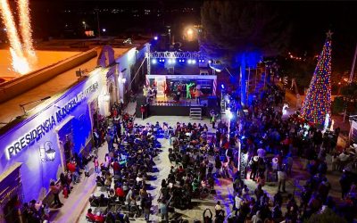 ARTEAGA ILUMINA LA NAVIDAD CON EL GRAN ENCENDIDO DEL PINO Y LLAMA A CELEBRAR CON ALEGRÍA Y RESPONSABILIDAD