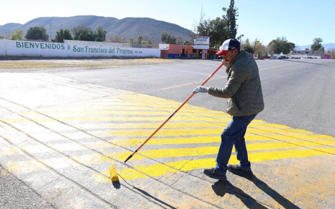 Refuerzan seguridad vial con mantenimiento a reductores de velocidad